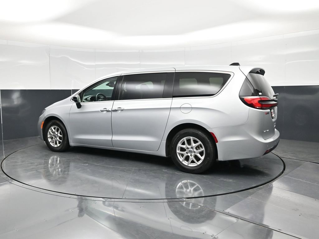 Used 2024 Chrysler Pacifica Touring-L image 7