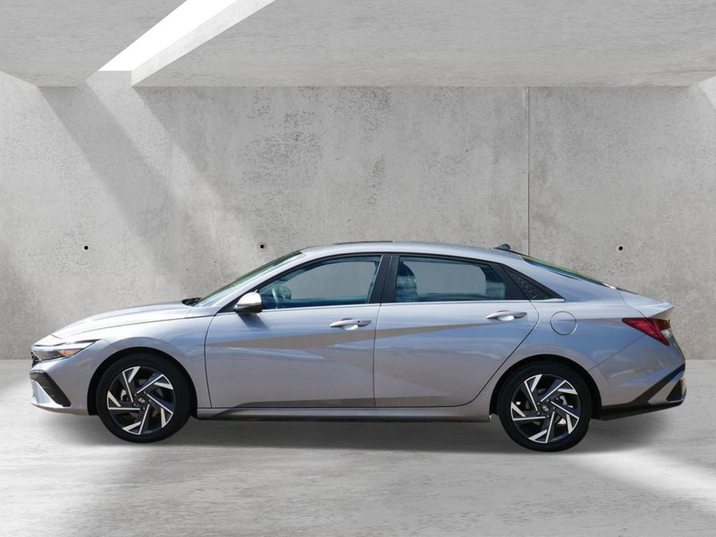 Used 2025 Hyundai Elantra SEL FWD image 5