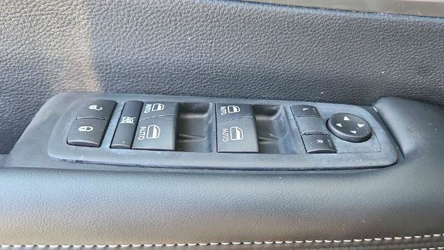 Used 2025 Chrysler Pacifica Select image 21