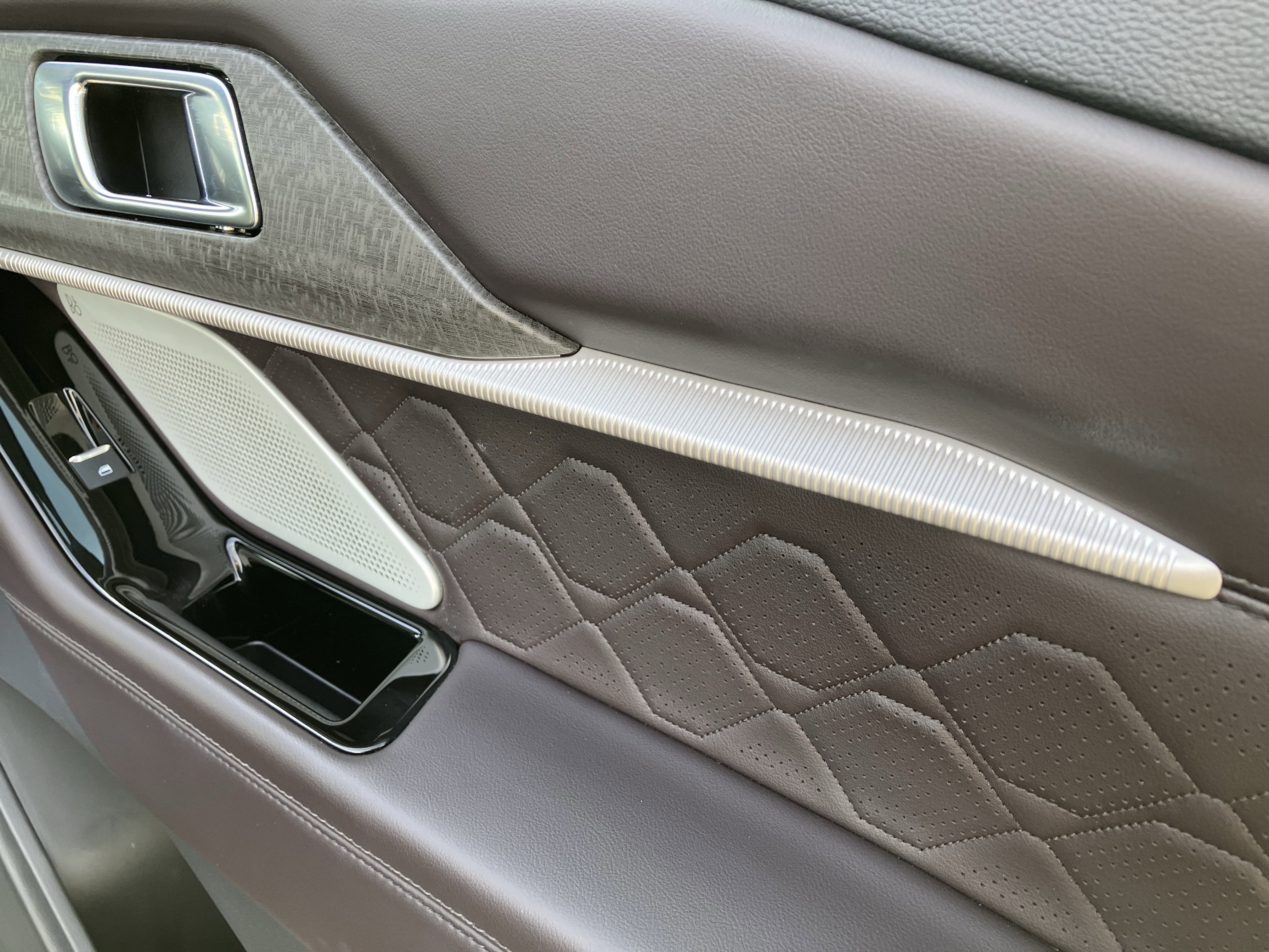 Certified 2025 Ford Explorer Platinum w/ LUX Leather Package image 23