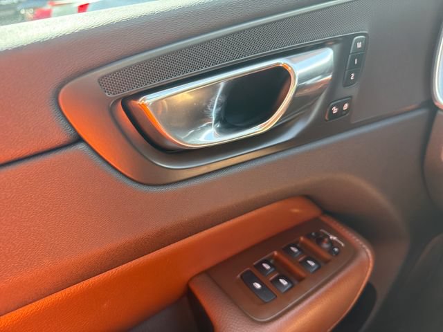 Used 2018 Volvo XC60 T5 Momentum w/ Vision Package AWD/4WD image 29