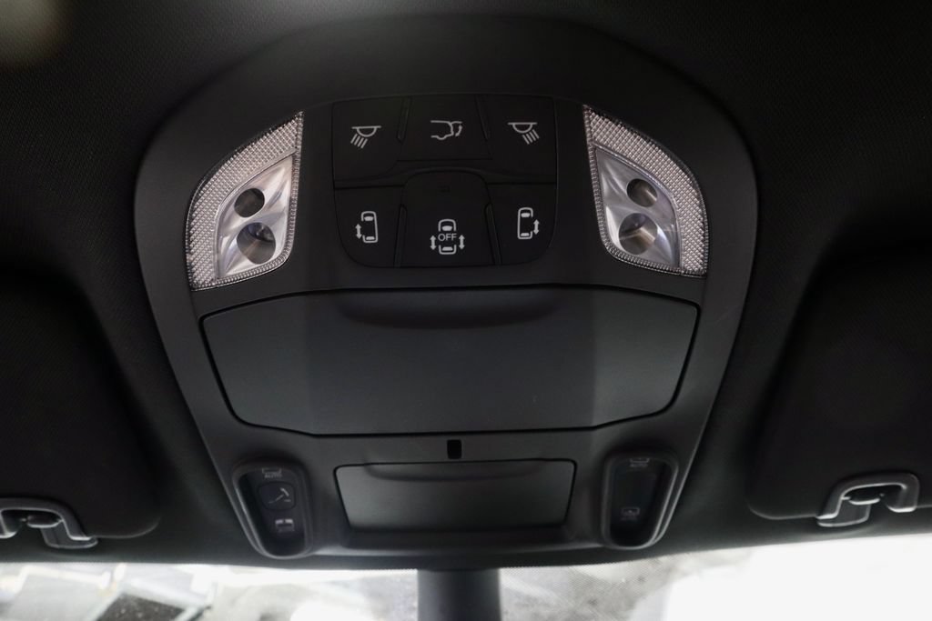 Used 2025 Chrysler Pacifica Limited FWD image 37