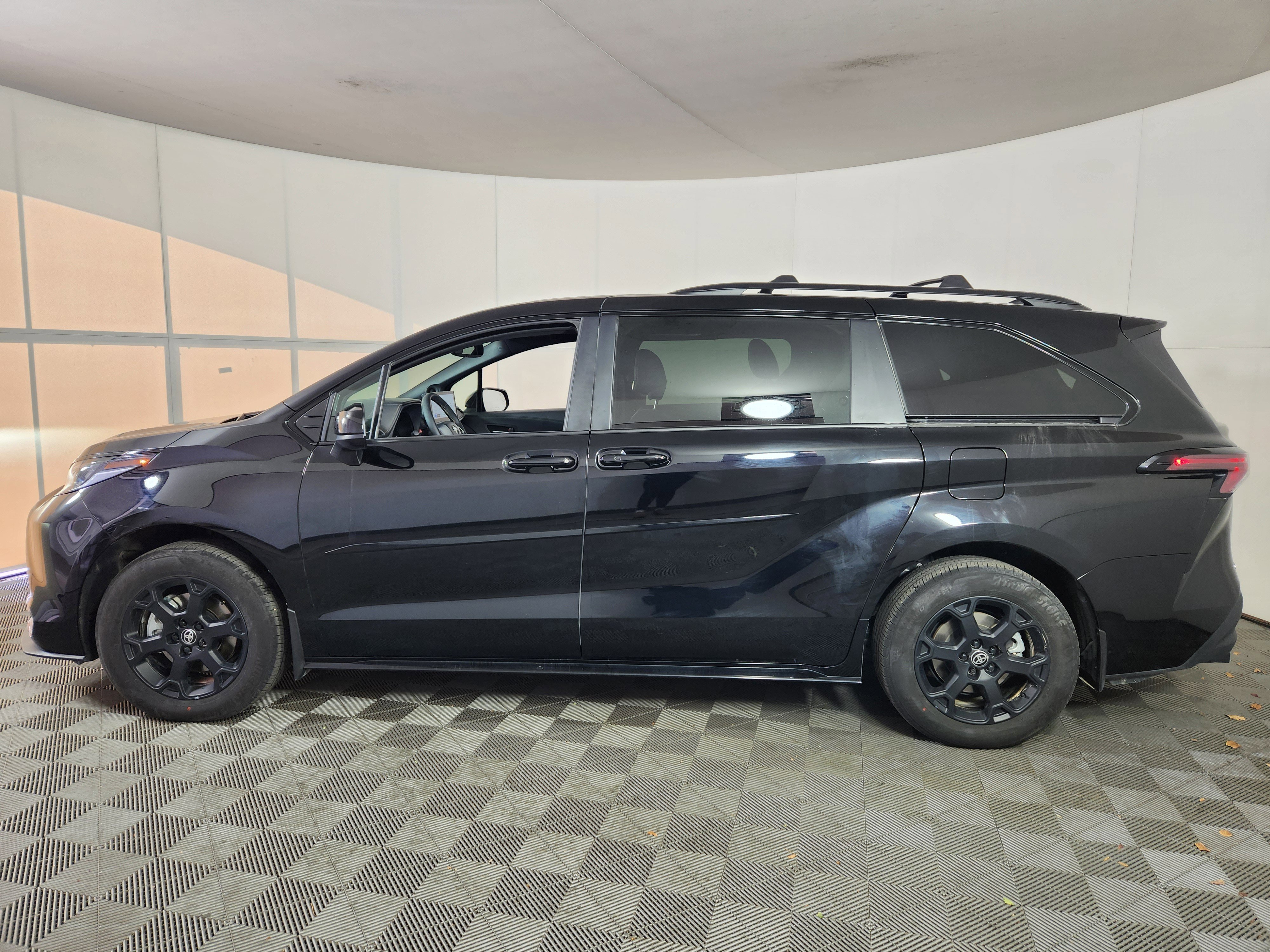 Used 2025 Toyota Sienna XLE Woodland Edition image 4