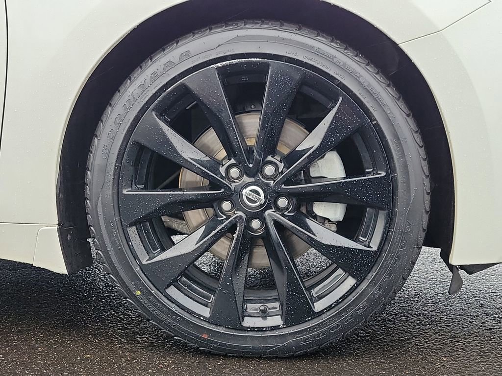 Used 2022 Nissan Maxima SR w/ Sport Mat Group image 9