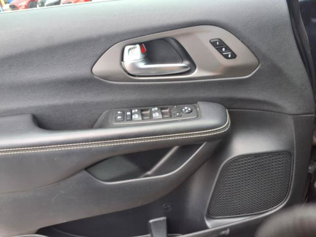 Used 2025 Chrysler Pacifica Select FWD image 18