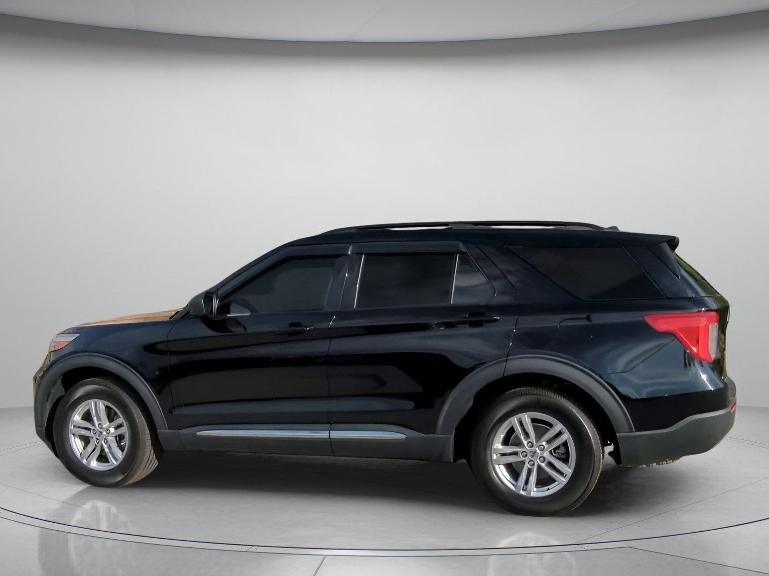 Certified 2022 Ford Explorer XLT w/ Equipment Group 202A image 10