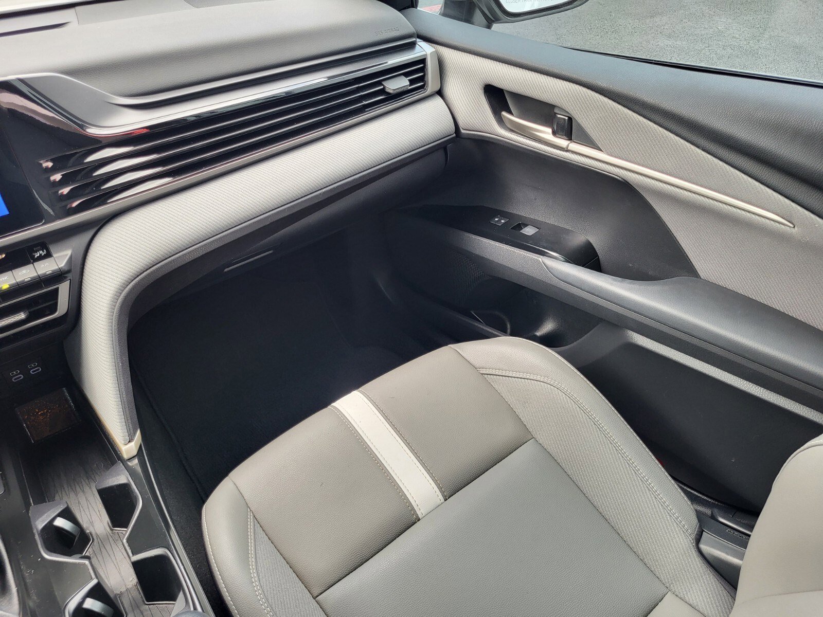 Used 2025 Toyota Camry SE FWD image 17