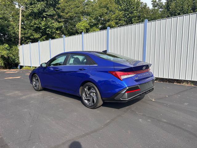 Used 2025 Hyundai Elantra SEL FWD image 2