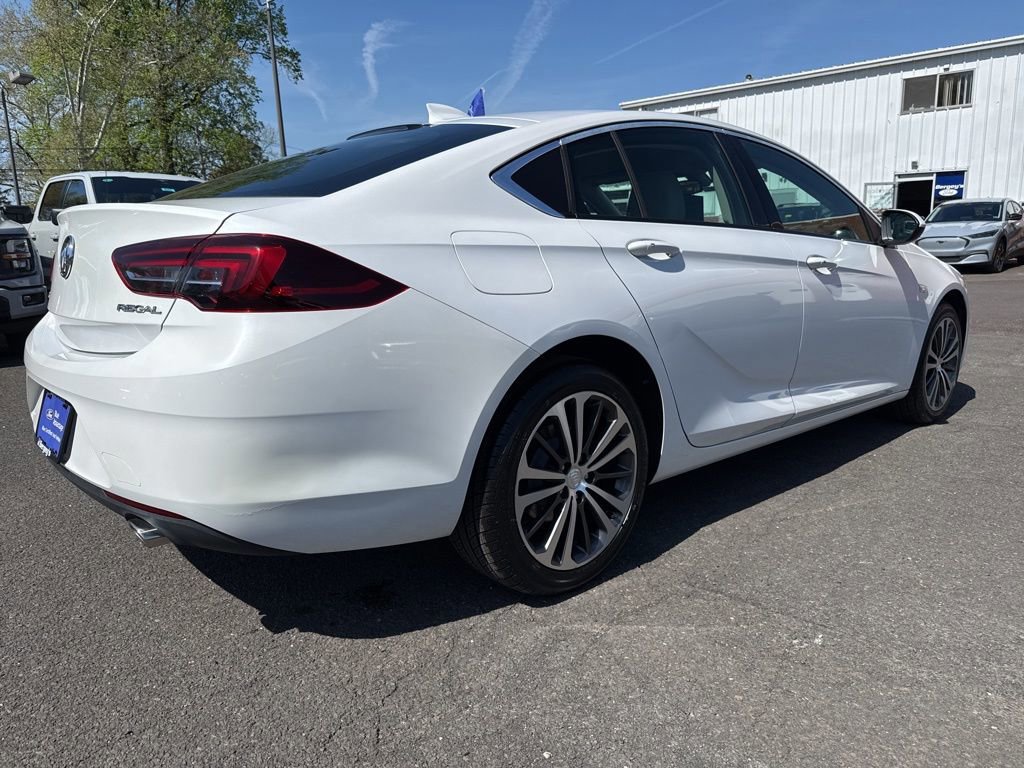 Used 2018 Buick Regal Essence w/ Sights and Sounds Package FWD image 3