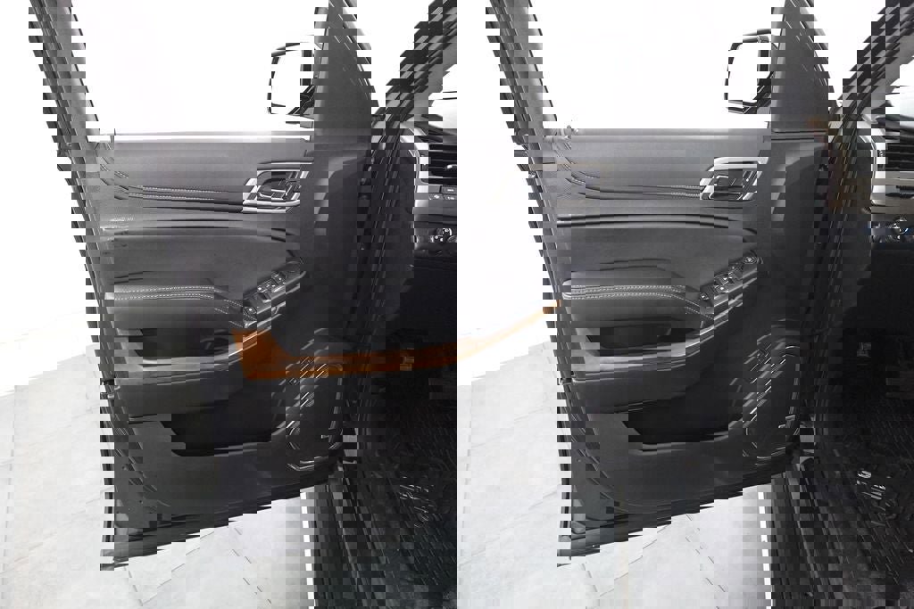 Used 2020 GMC Yukon Denali w/ Denali Ultimate Black Edition image 8