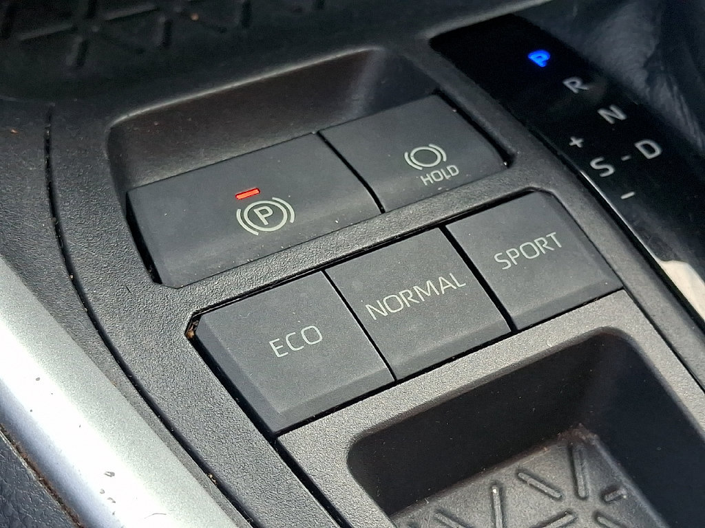 Used 2021 Toyota RAV4 XLE w/ Convenience Package FWD image 21