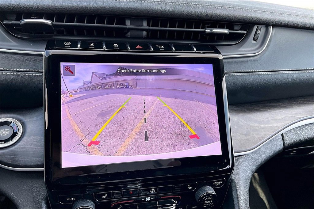 Used 2023 Jeep Grand Cherokee Limited image 21