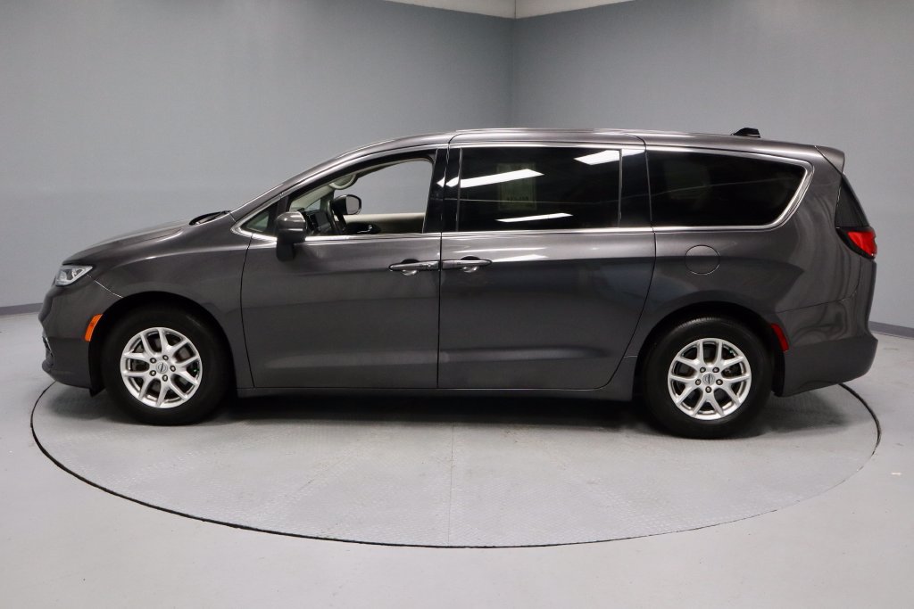 Used 2023 Chrysler Pacifica Touring-L FWD image 8
