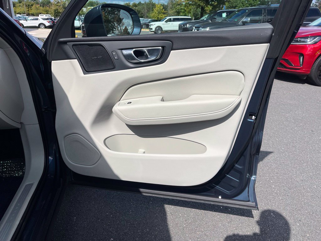 Used 2021 Volvo XC60 T5 Momentum w/ Advanced Package AWD/4WD image 22