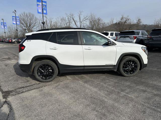 Used 2024 GMC Terrain SLE w/ Elevation Edition image 2