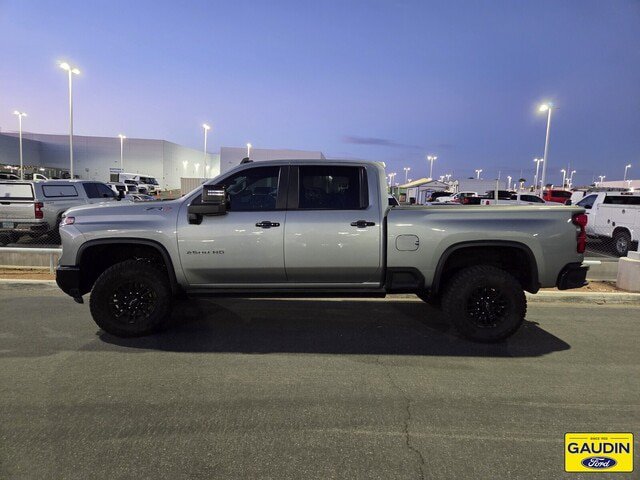 Used 2024 Chevrolet Silverado 2500 ZR2 w/ Technology Package AWD/4WD image 2