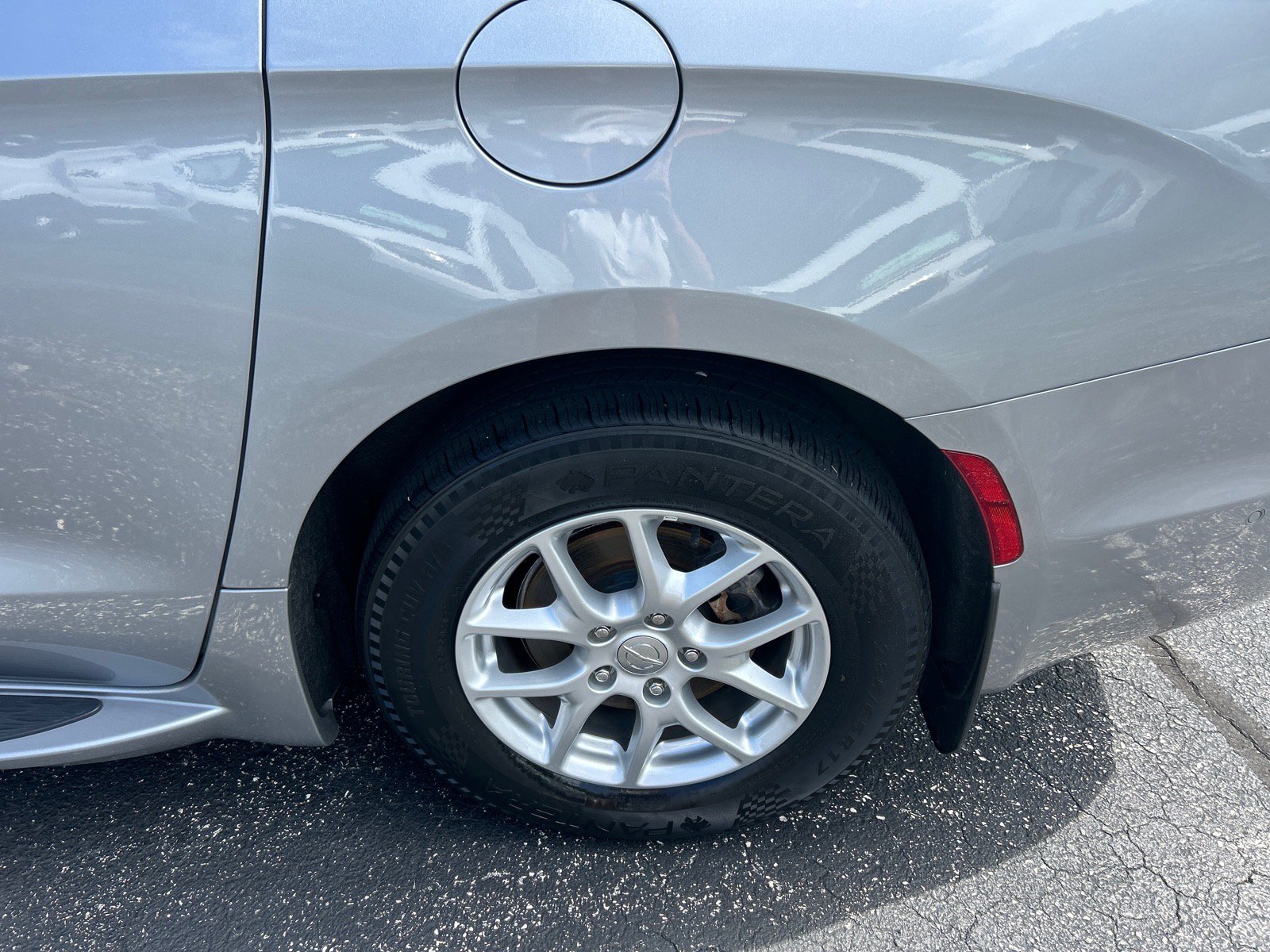 Used 2020 Chrysler Pacifica Touring w/ Advanced Safetytec Group FWD image 33