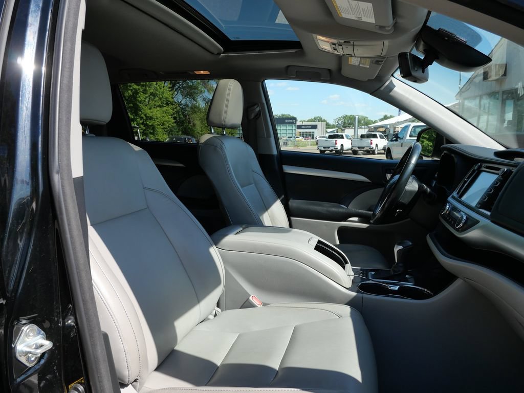 Used 2018 Toyota Highlander XLE AWD/4WD image 12