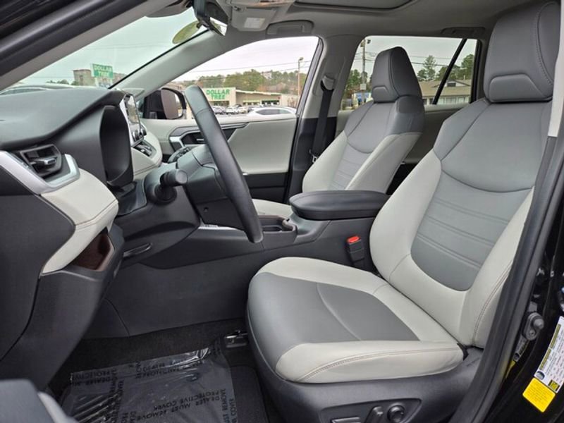 Used 2021 Toyota RAV4 Limited image 10