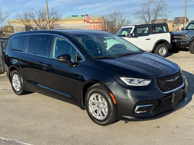 Used 2023 Chrysler Pacifica Touring-L image 8