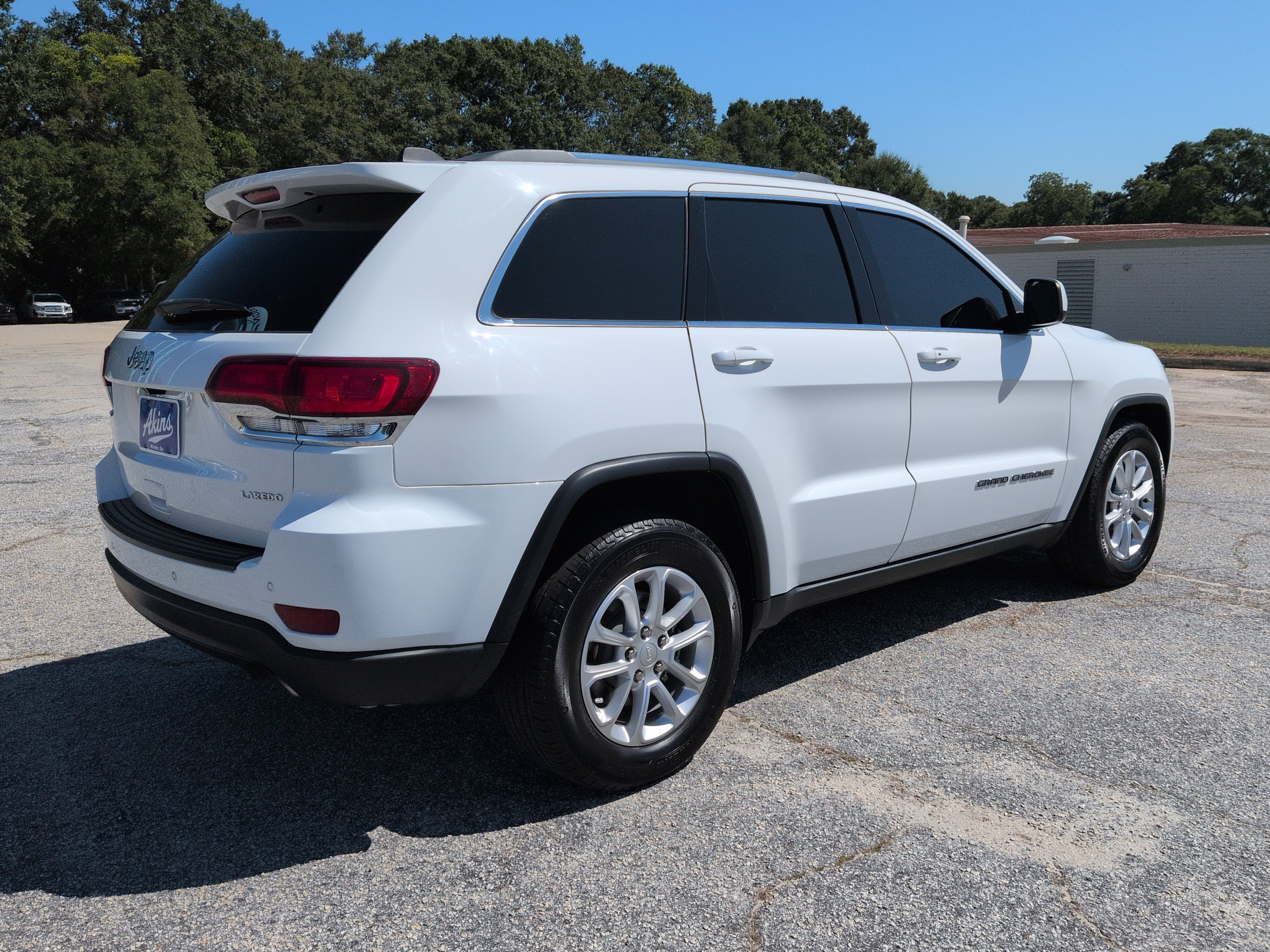 Used 2021 Jeep Grand Cherokee Laredo RWD image 3