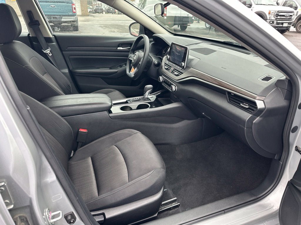 Used 2024 Nissan Altima 2.5 SV FWD image 11