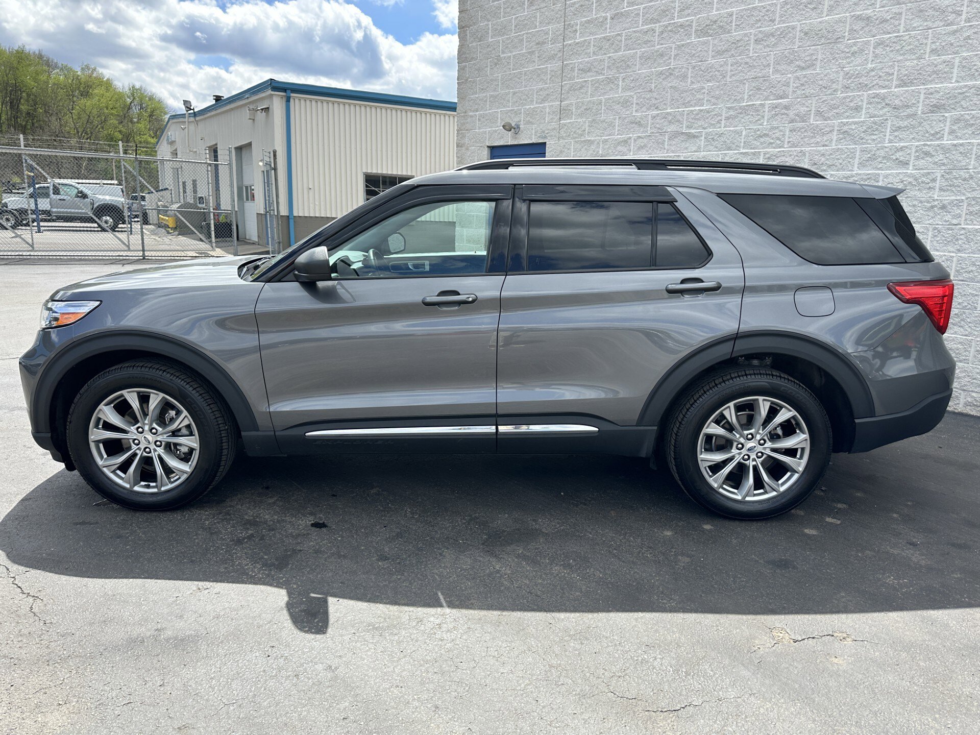 Certified 2022 Ford Explorer XLT w/ Equipment Group 202A AWD/4WD image 4