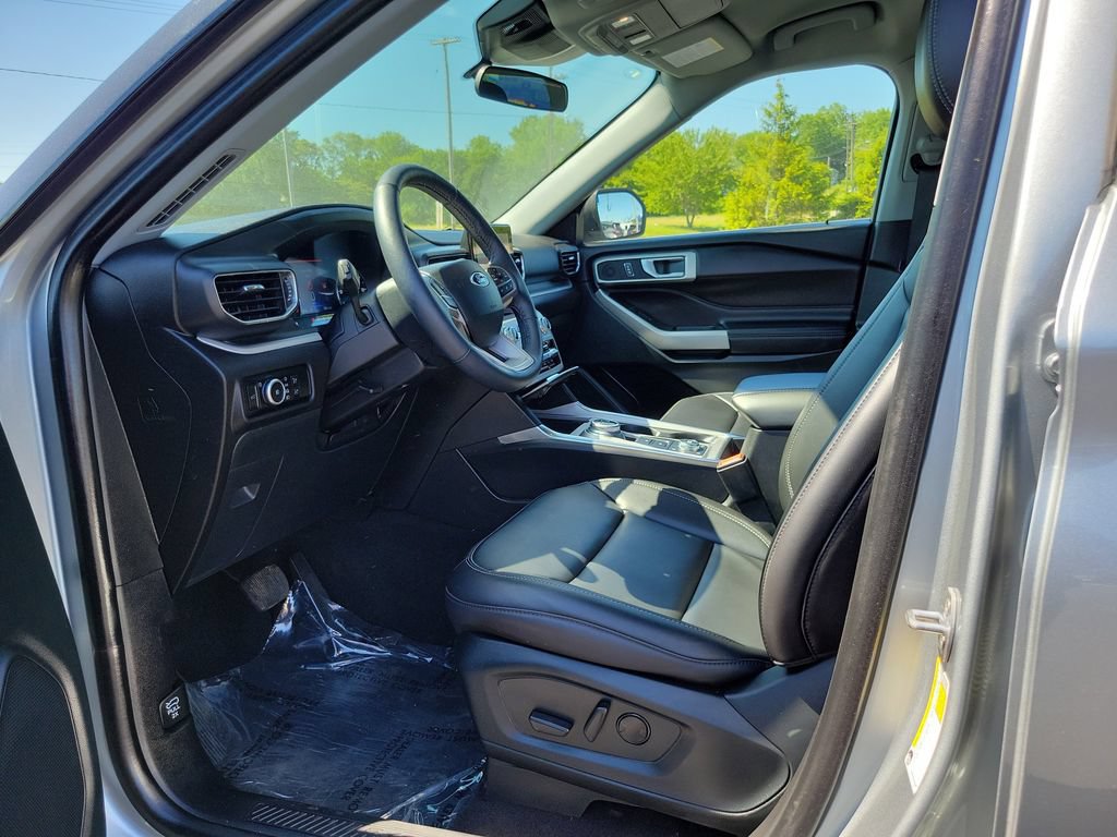 Certified 2023 Ford Explorer XLT w/ Equipment Group 202A AWD/4WD image 8