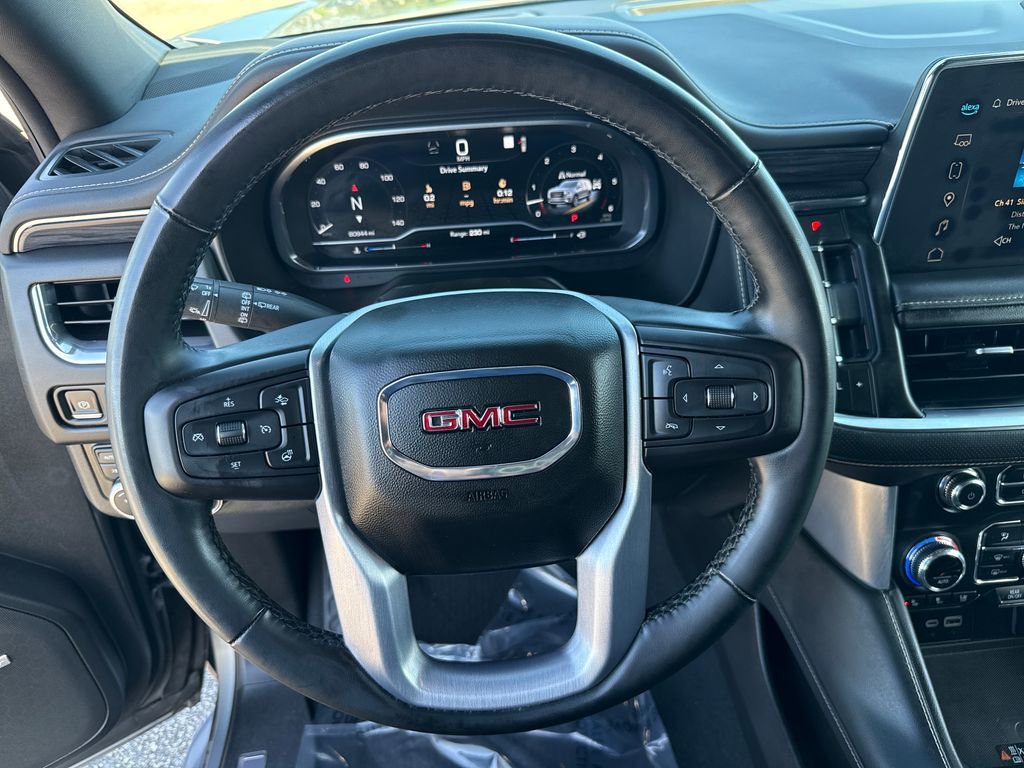 Used 2023 GMC Yukon SLT w/ SLT Luxury Package image 16