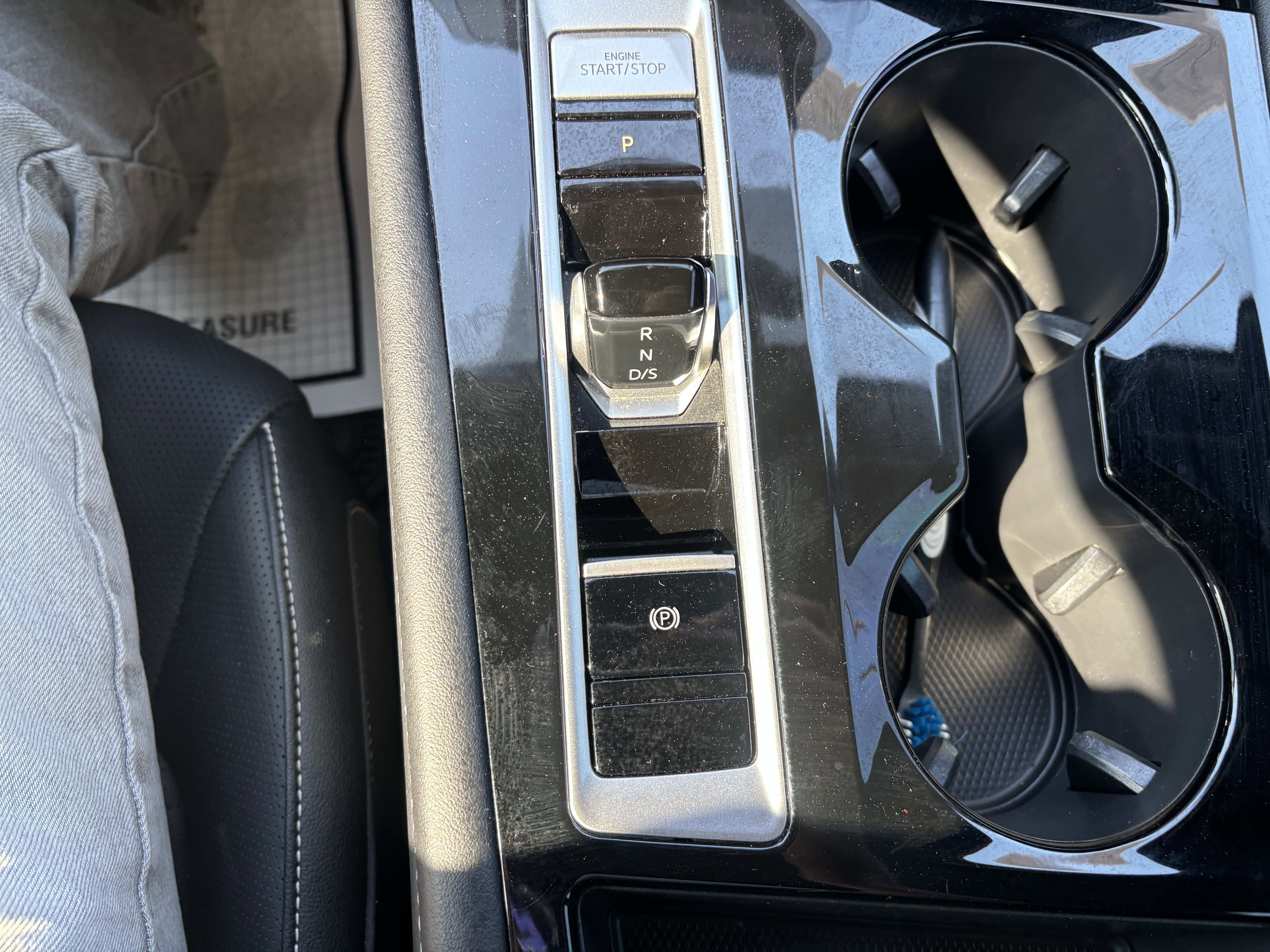 Used 2025 Volkswagen Atlas Cross Sport SEL R-Line image 34