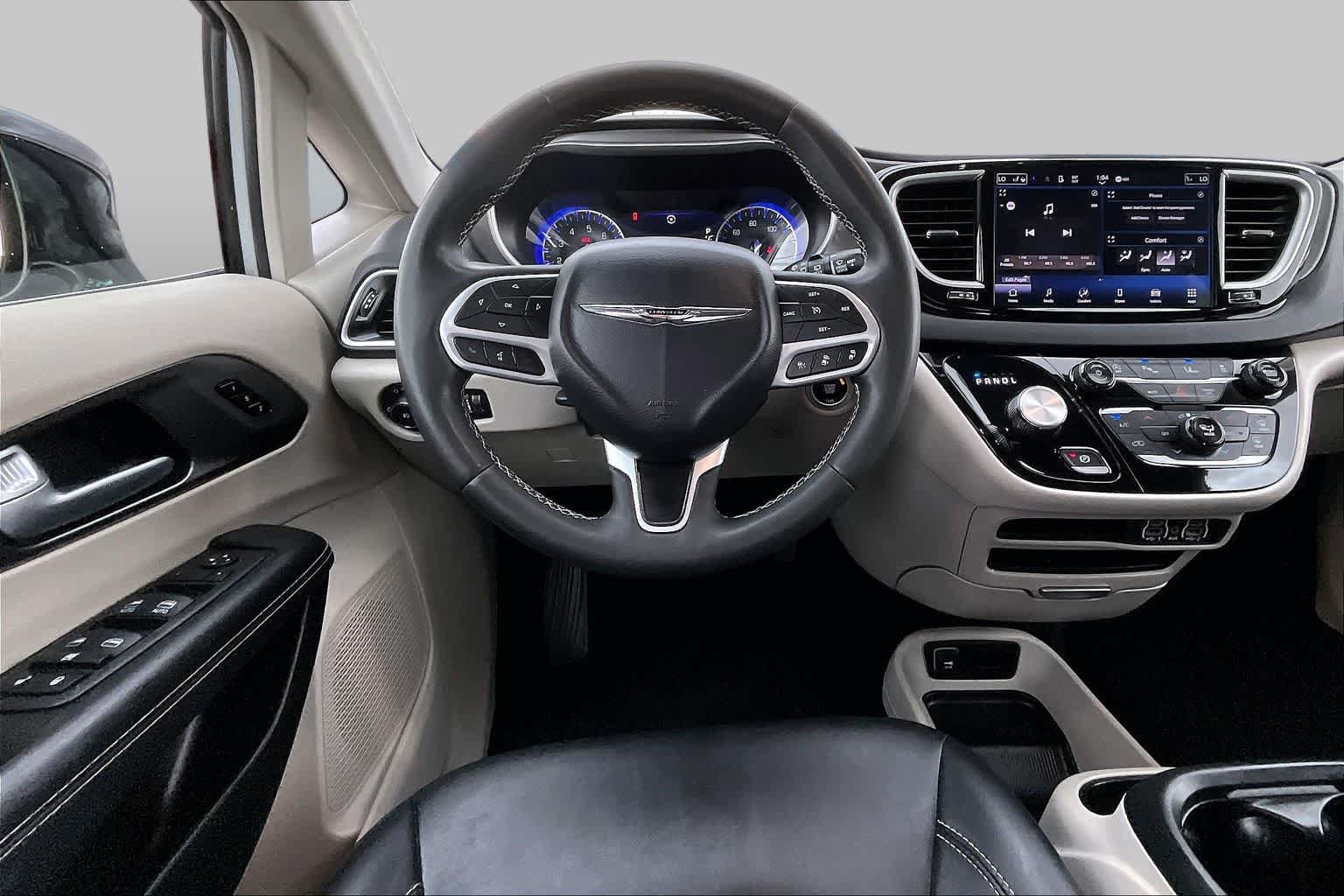 Used 2024 Chrysler Pacifica Touring-L FWD image 6