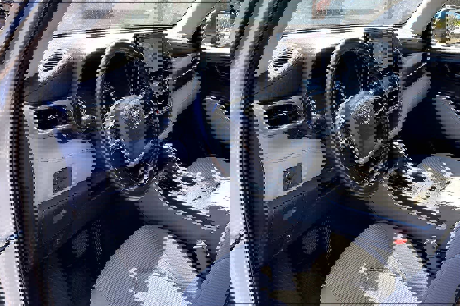 Used 2023 Toyota Highlander LE FWD image 8