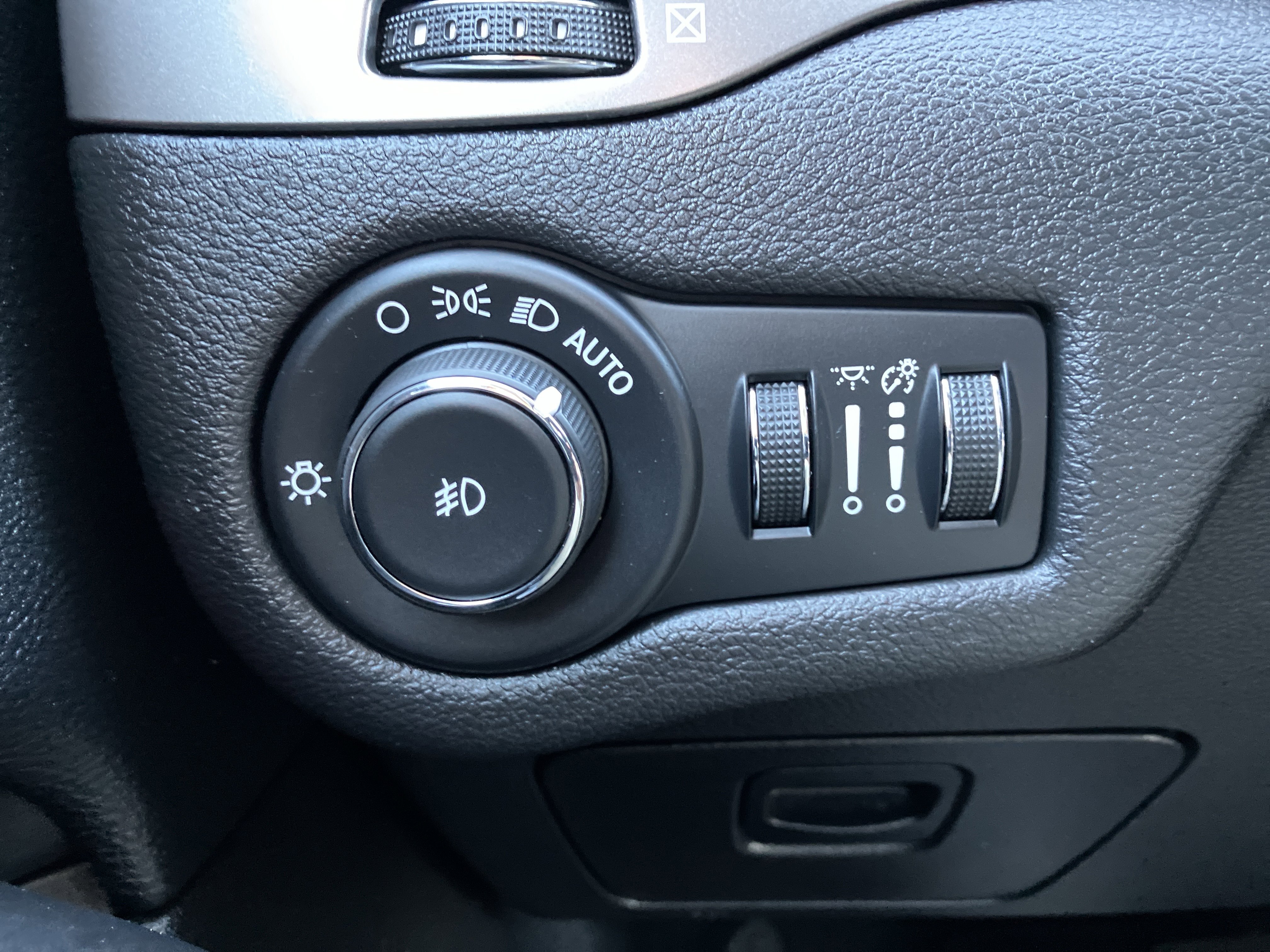 Used 2020 Jeep Cherokee Latitude Plus image 36