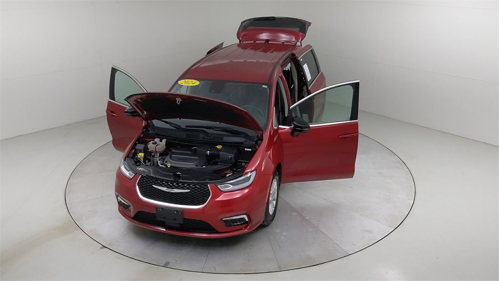 Used 2024 Chrysler Pacifica Touring-L image 43