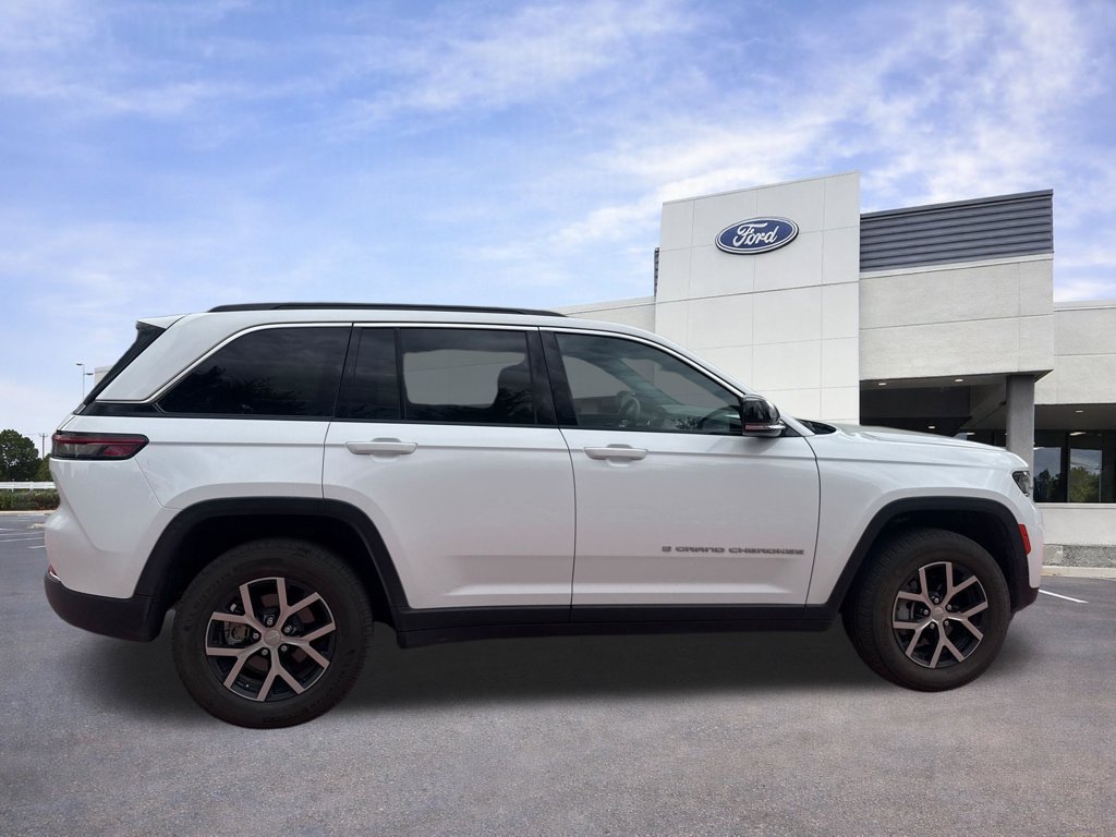 Used 2025 Jeep Grand Cherokee Limited w/ Trailer Tow Package AWD/4WD image 9
