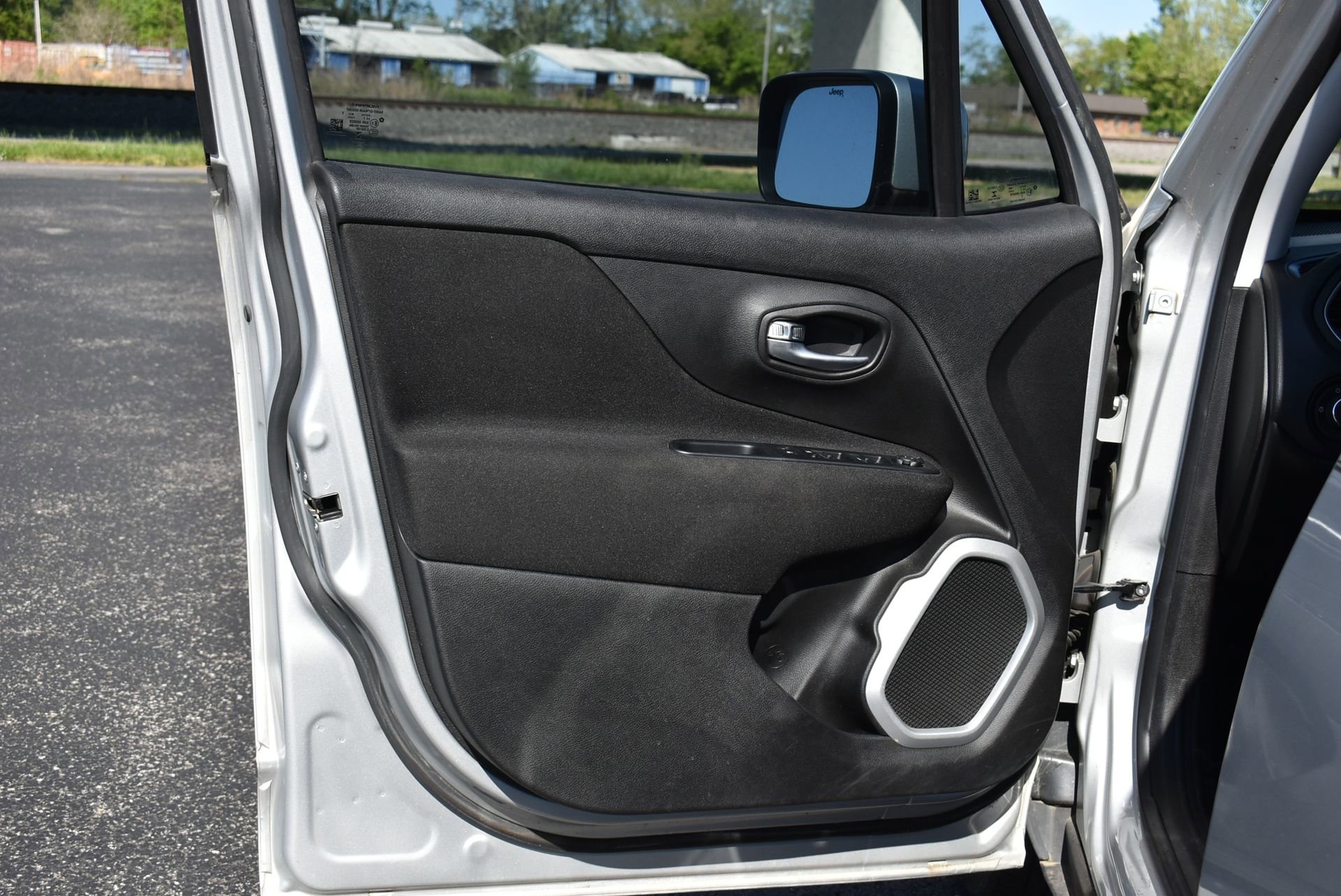 Used 2019 Jeep Renegade Latitude FWD image 12