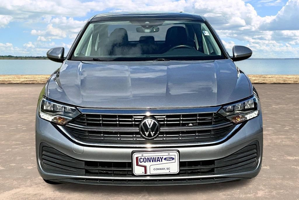 Used 2024 Volkswagen Jetta SE FWD image 2