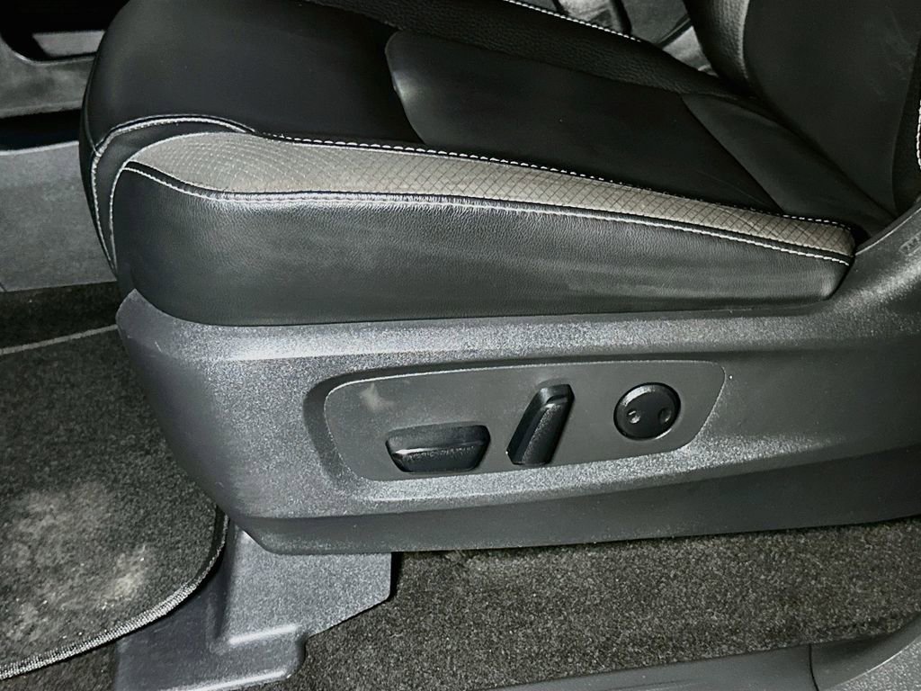 Used 2023 Nissan Pathfinder SL AWD/4WD image 18