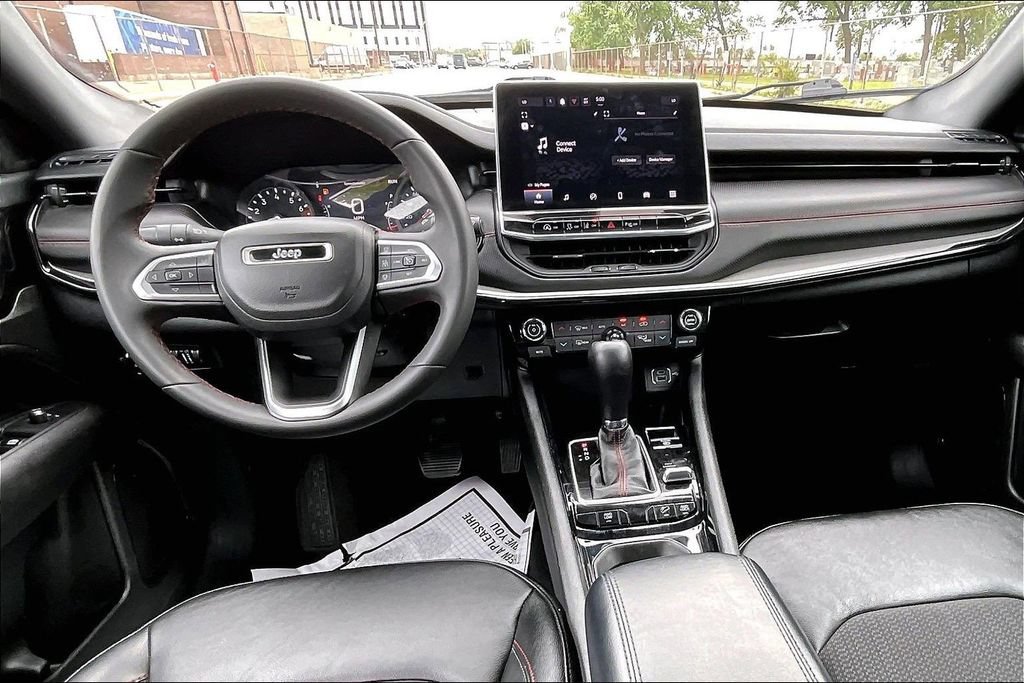 Used 2025 Jeep Compass Trailhawk AWD/4WD image 14