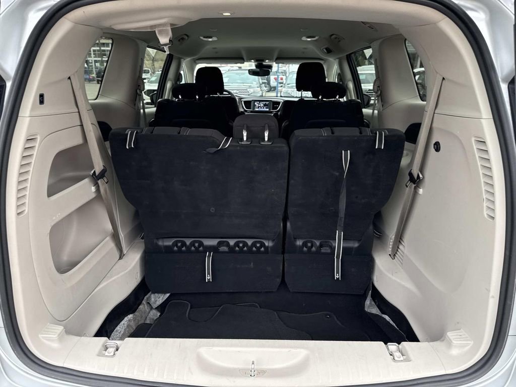 Used 2023 Chrysler Voyager LX image 9