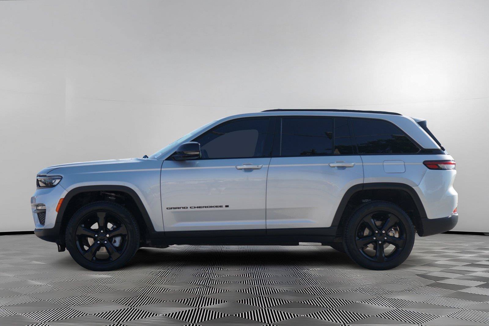 Used 2024 Jeep Grand Cherokee Limited w/ Black Appearance Package AWD/4WD image 7