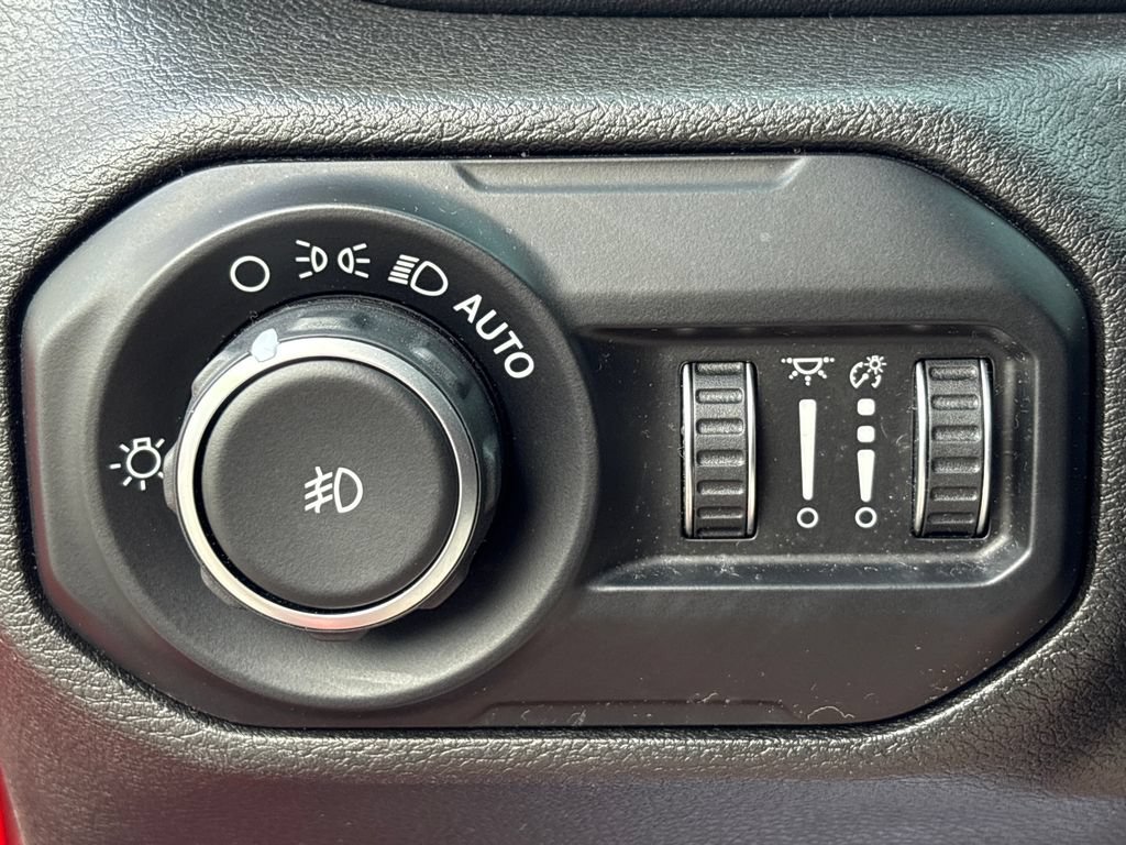 Used 2018 Jeep Wrangler Unlimited Sahara w/ Dual Top Group AWD/4WD image 30