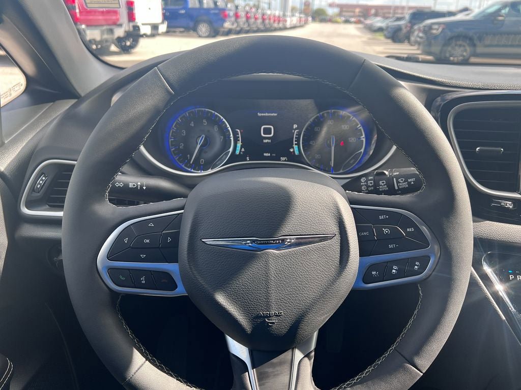 Used 2026 Chrysler Pacifica Select FWD image 25