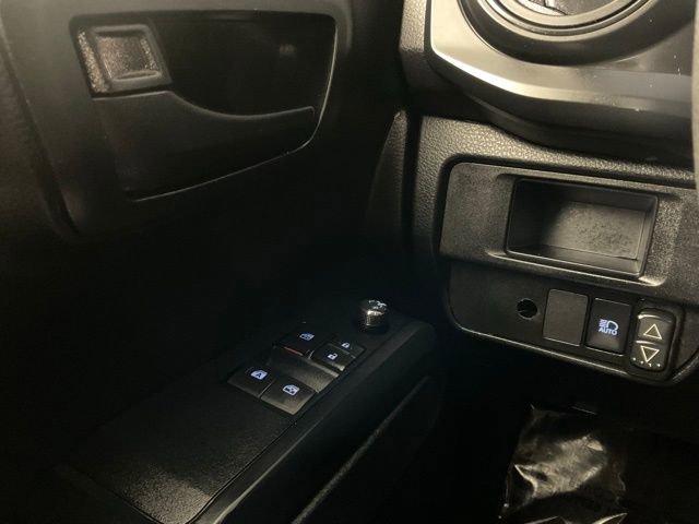 Used 2018 Toyota Tacoma SR image 18