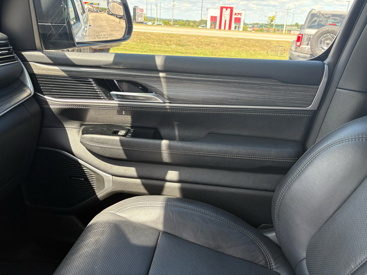 Used 2024 Jeep Wagoneer L Series II w/ Flexible Seating Group image 25