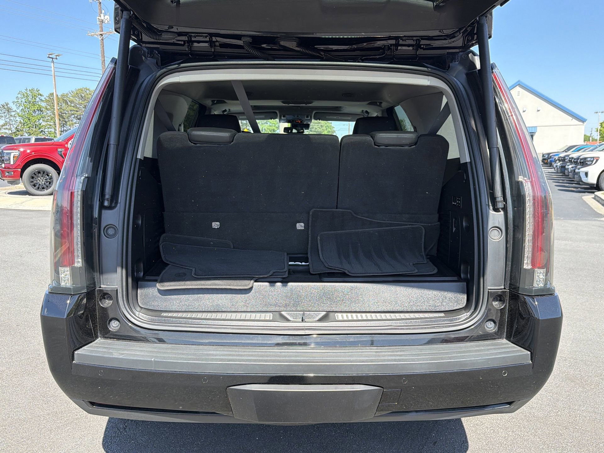 Used 2020 Cadillac Escalade Luxury w/ Escalade Sport Edition AWD/4WD image 33