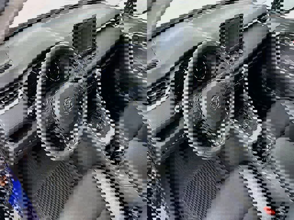 Used 2021 Toyota RAV4 XLE Premium image 2