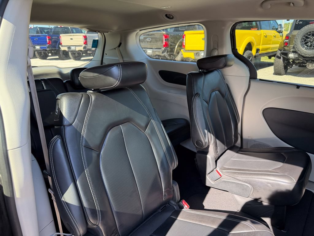 Used 2023 Chrysler Pacifica Touring-L FWD image 18