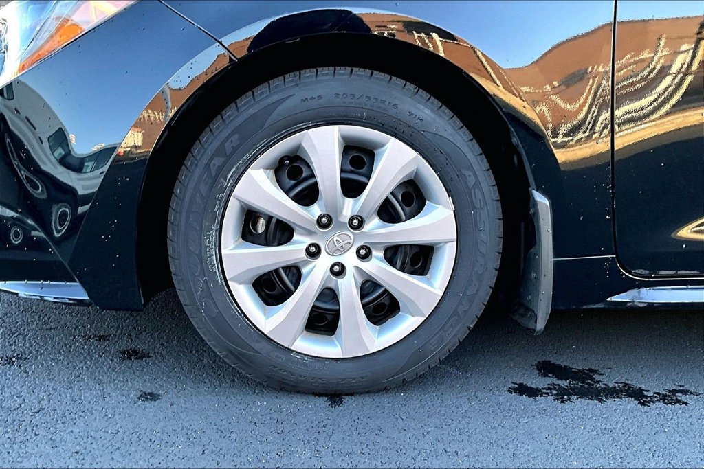 Used 2025 Toyota Corolla LE FWD image 9