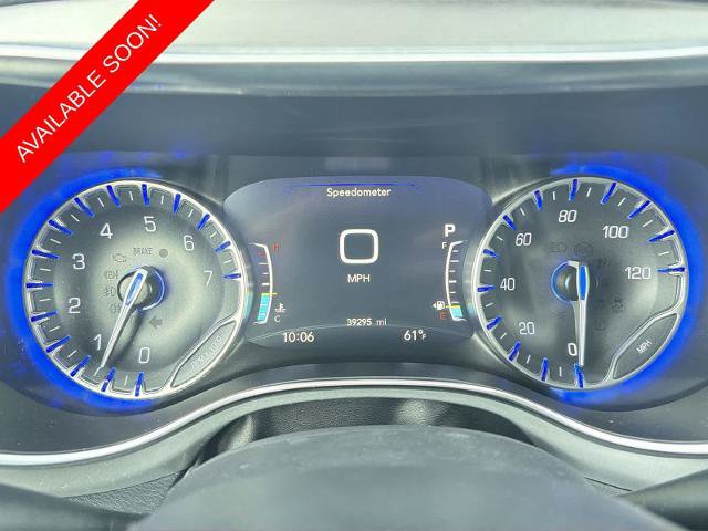 Used 2025 Chrysler Pacifica Limited FWD image 32